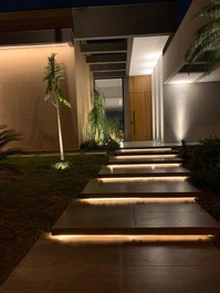 A charmosa iluminação na entrada social ficou incrivelmente linda para receber você e sua família 😉