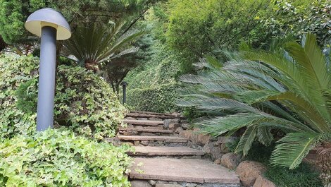 Aconchegante Apto de 2 Dormitórios no Centro de Gramado – c/Piscina...