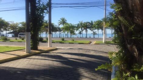 APARTAMENTO ACONCHEGANTE A UMA QUADRA DA PRAIA GRANDE - UBATUBA