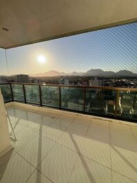 Apto 2.Qtos.C/1suítes,C/Internet, C/1GAR. Varanda C/vista Montanhas