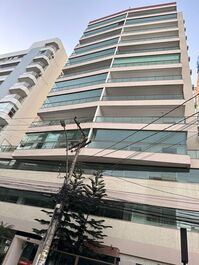 Apto 2.Qtos.C/1suítes,C/Internet, C/1GAR. Varanda C/vista Montanhas