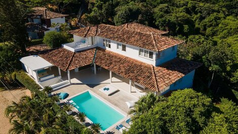 Linda casa com 5 suítes e piscina em Búzios