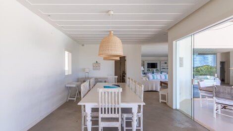 Linda casa com 5 suítes e piscina em Búzios