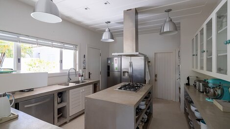 Linda casa com 5 suítes e piscina em Búzios