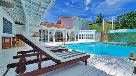 Amplia casa con piscina en la playa de Ferradura