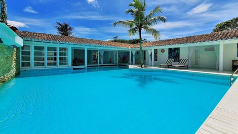 Amplia casa con piscina en la playa de Ferradura