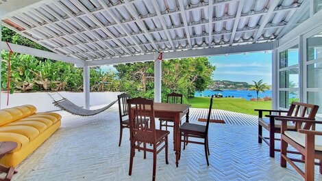 Amplia casa con piscina en la playa de Ferradura