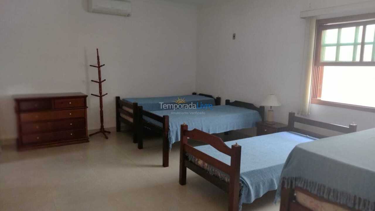 Casa para aluguel de temporada em Ubatuba (Praia do Lázaro)