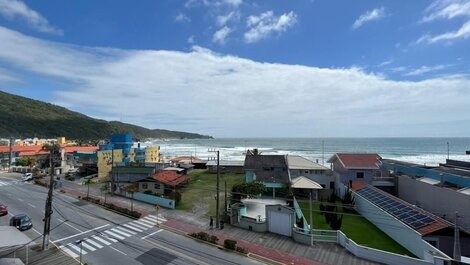 303 - Apto com 03 dorm com Vista Mar na Avenida Principal de Bombas