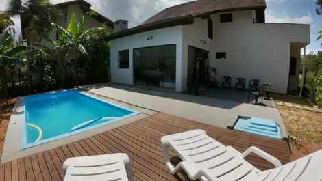 Linda casa para até 10 pessoas a 350m do mar na Praia da Ferrugem