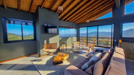 Casa com 2 suítes e vista 360° para a Praia da Silveira em Garopaba/SC