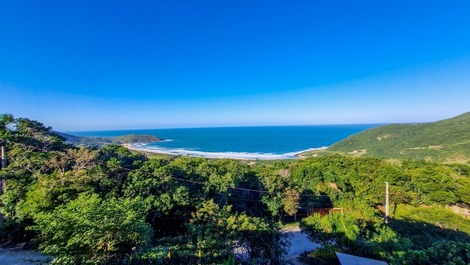 Casa com 2 suítes e vista 360° para a Praia da Silveira em Garopaba/SC