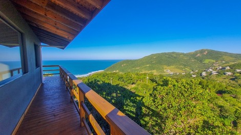Casa com 2 suítes e vista 360° para a Praia da Silveira em Garopaba/SC
