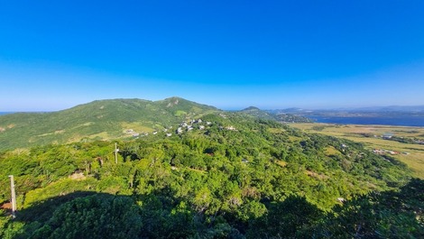 Casa com 2 suítes e vista 360° para a Praia da Silveira em Garopaba/SC