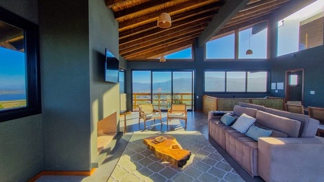 Casa com 2 suítes e vista 360° para a Praia da Silveira em Garopaba/SC
