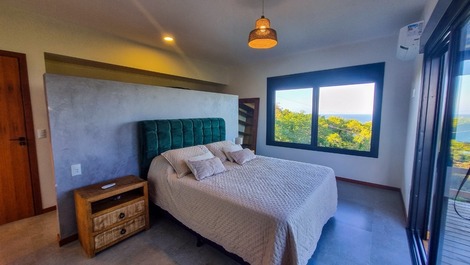 Casa com 2 suítes e vista 360° para a Praia da Silveira em Garopaba/SC