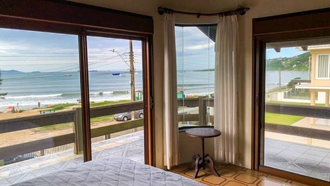 Casa com 5 quartos na beira da Praia de Garopaba/SC