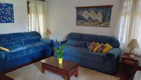 Sala em frente lareira