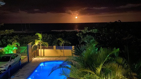 A lua nascendo na frente da casa...