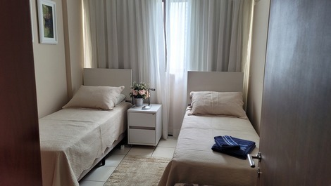 Segundo quarto com banheiro ao lado, praticamente uma suíte,  duas camas de solteiro que podem se transformar em uma cama queen com total conforto. 