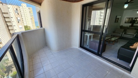 Ampla sacada com vista ao mar