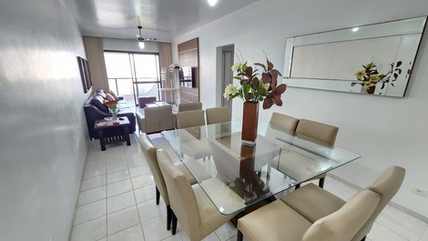 Sala com mesa de jantar