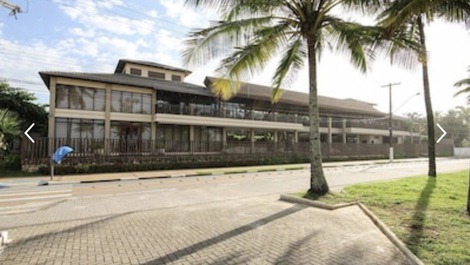 Fachada do condominio da praia