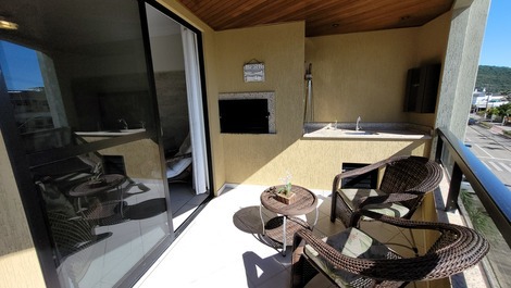 Praticidade na Praia de Bombas – 3 Quartos, Internet e Garagem!