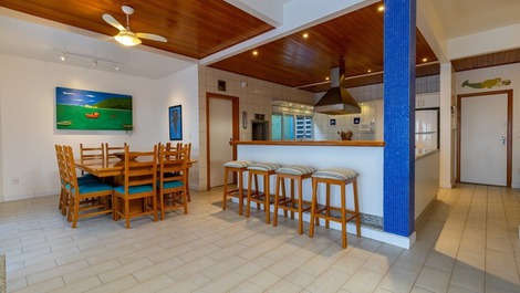 HERMOSA CASA JUNTO AL MAR EN MARISCAL, 05 DORMITORIOS