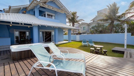 HERMOSA CASA JUNTO AL MAR EN MARISCAL, 05 DORMITORIOS