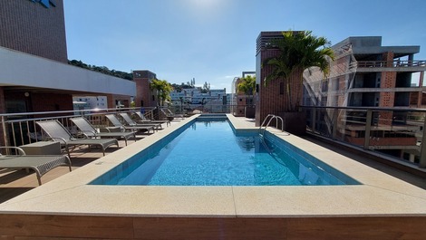 Piscina coletiva no condomínio