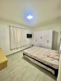 Quarto (1) com cama box casal com cama auxiliar solteiro, armário, tv led 32’ e ar condicionado 12.000 btu’s.