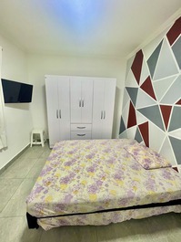 Quarto (1) com cama box casal com cama auxiliar solteiro, armário, tv led 32’ e ar condicionado 12.000 btu’s.