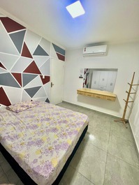 Quarto (1) com cama box casal com cama auxiliar solteiro, armário, tv led 32’ e ar condicionado 12.000 btu’s.