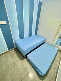 Quarto (3) com cama box solteiro com cama auxiliar, armário e ar condicionado 7.500 btu’s.