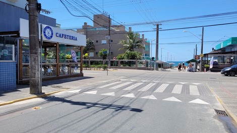 HERMOSO APARTAMENTO SOBRE AVENIDA PRINCIPAL DE BOMBAS