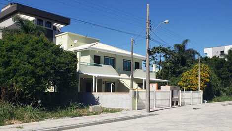 HOUSE ON MARISCAL BEACH - BOMBINHAS - SANTA CATARINA