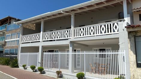 CASA BEIRA MAR, CALÇADÃO DA PRAIA DE BOMBAS, 04 SUÍTES, P/14 PESSOAS