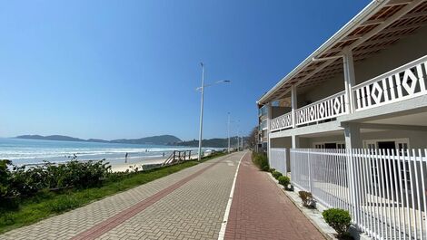 CASA BEIRA MAR, CALÇADÃO DA PRAIA DE BOMBAS, 04 SUÍTES, P/14 PESSOAS