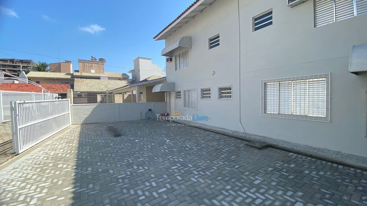 Casa para aluguel de temporada em Bombinhas (Praia de Bombas)
