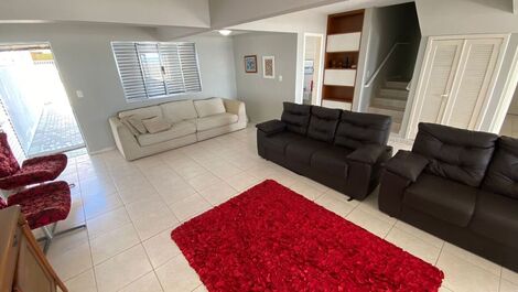 CASA BEIRA MAR, CALÇADÃO DA PRAIA DE BOMBAS, 04 SUÍTES, P/14 PESSOAS