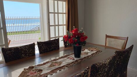 CASA BEIRA MAR, CALÇADÃO DA PRAIA DE BOMBAS, 04 SUÍTES, P/14 PESSOAS