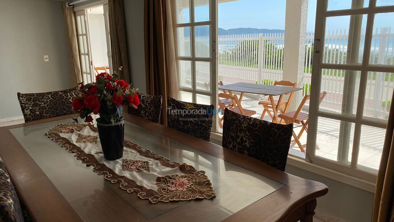 Casa para aluguel de temporada em Bombinhas (Praia de Bombas)