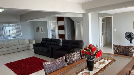 CASA BEIRA MAR, CALÇADÃO DA PRAIA DE BOMBAS, 04 SUÍTES, P/14 PESSOAS