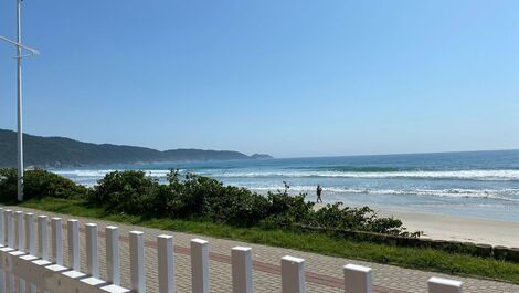 CASA BEIRA MAR, CALÇADÃO DA PRAIA DE BOMBAS, 04 SUÍTES, P/14 PESSOAS