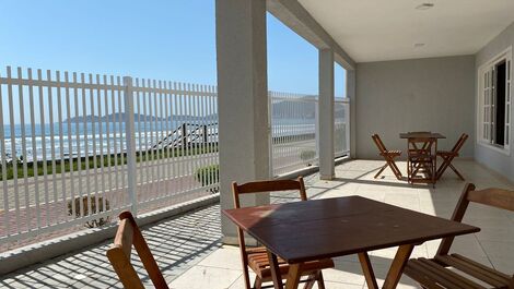 CASA BEIRA MAR, CALÇADÃO DA PRAIA DE BOMBAS, 04 SUÍTES, P/14 PESSOAS