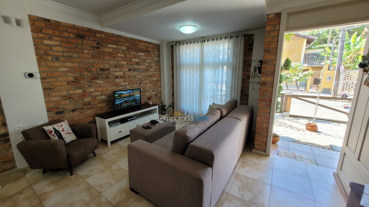 Casa para aluguel de temporada em Bombinhas (Praia de Bombas)