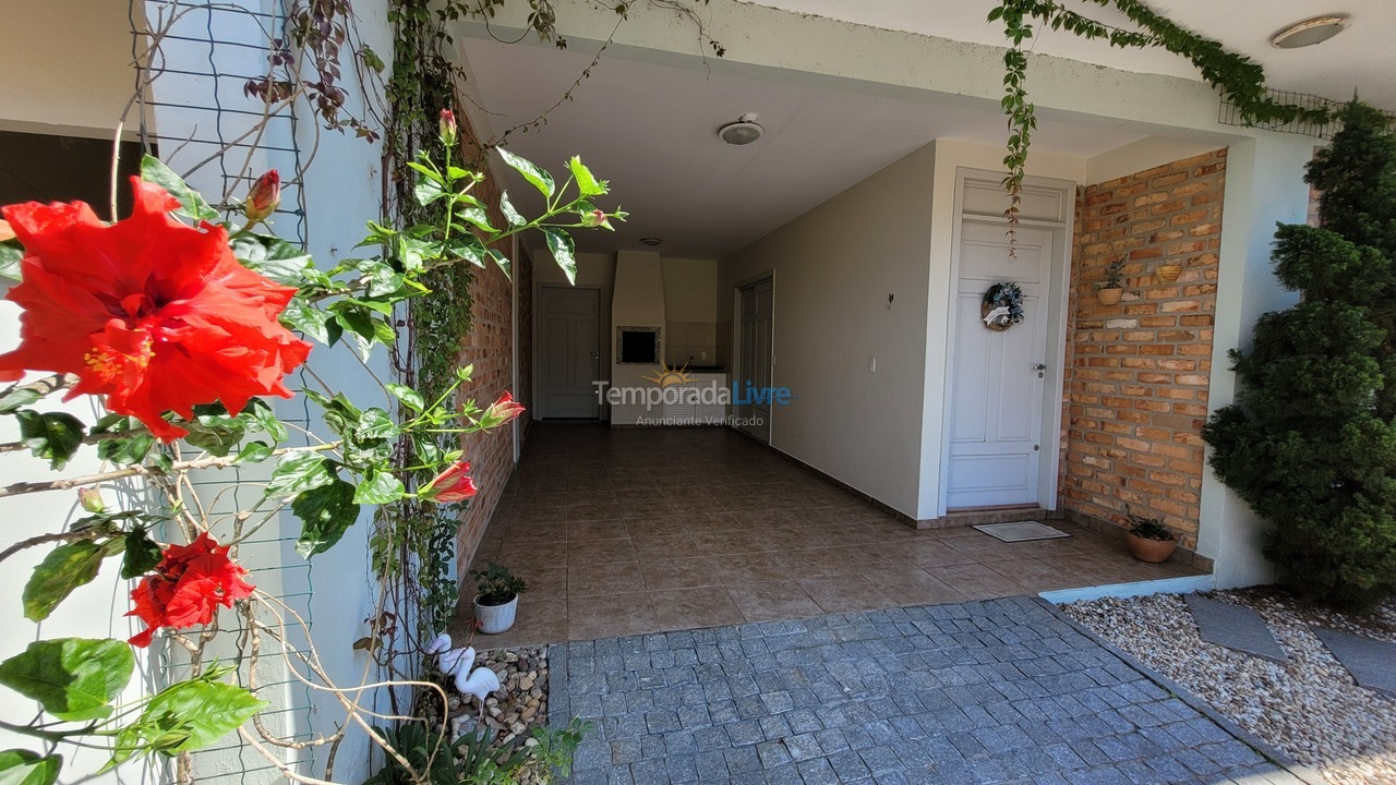 Casa para aluguel de temporada em Bombinhas (Praia de Bombas)