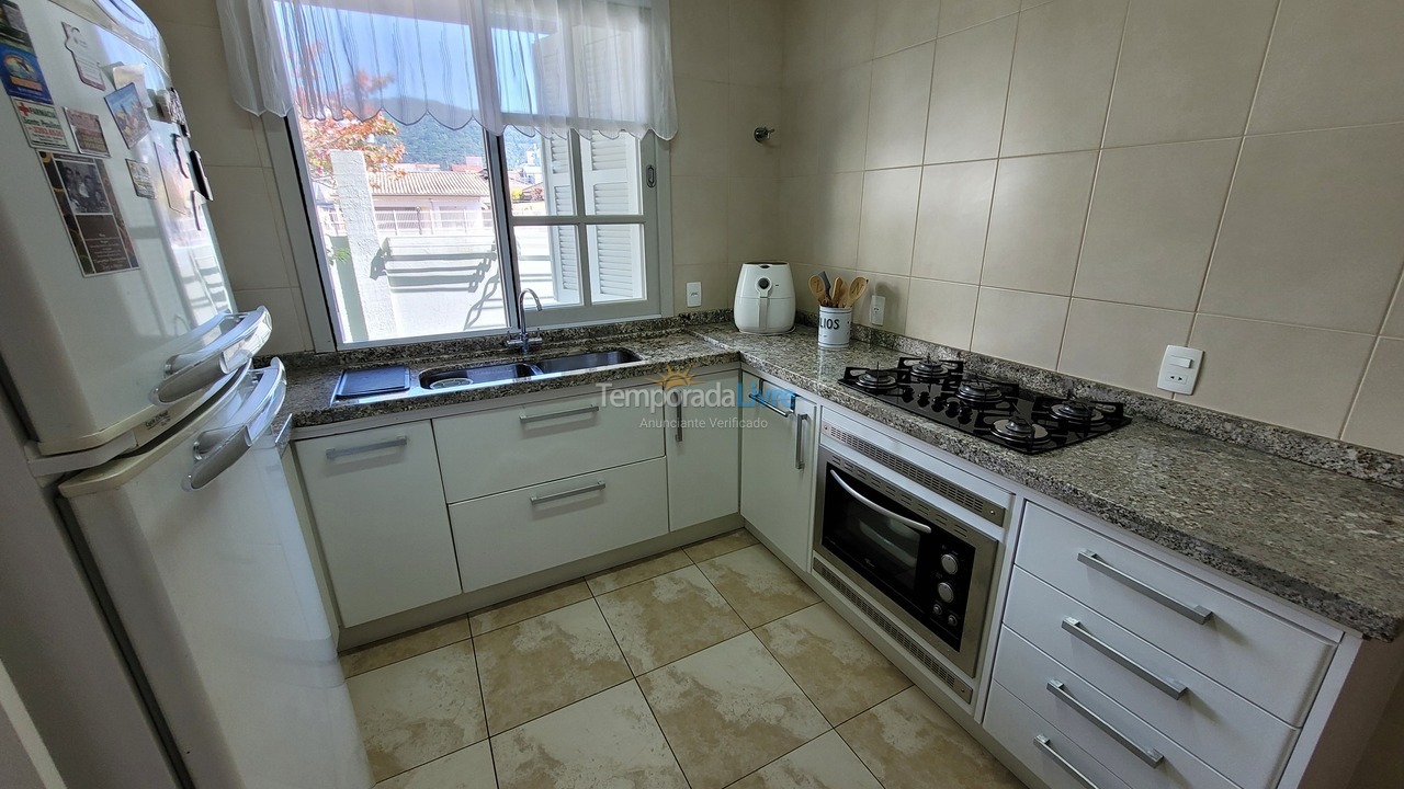 Casa para aluguel de temporada em Bombinhas (Praia de Bombas)
