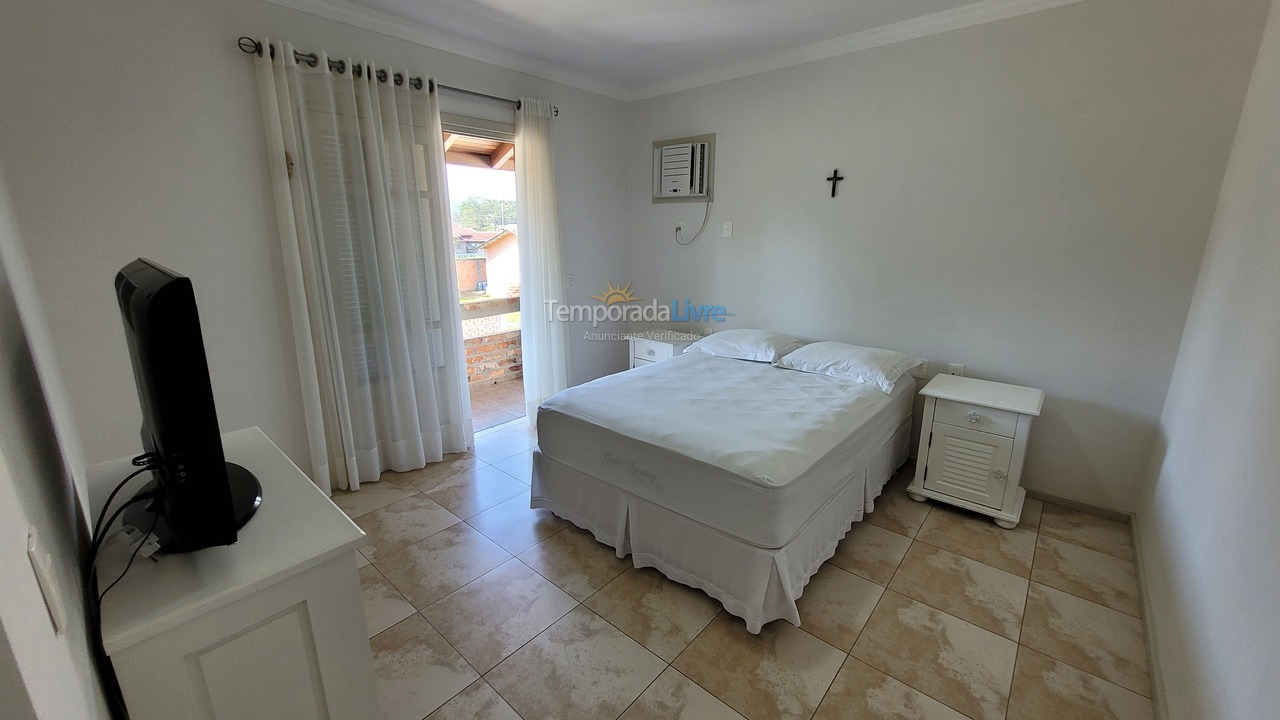 Casa para aluguel de temporada em Bombinhas (Praia de Bombas)